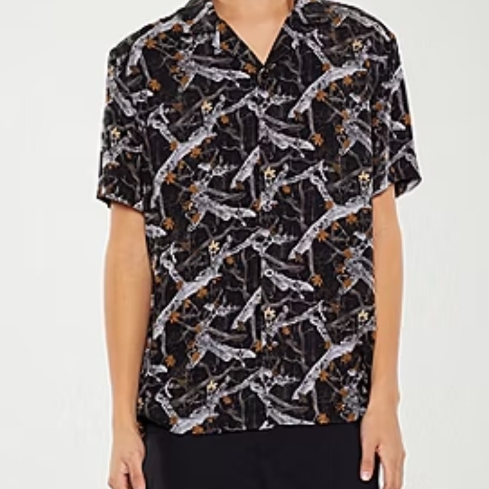 Forever 21 Black Short-Sleeve Printed Camp Shirt. Size L